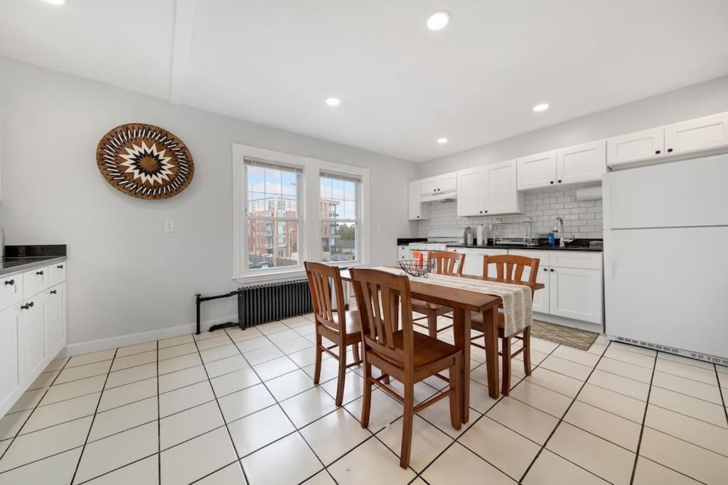 5Br 2Bh Bright & Spacious Apt In Brighton Boston Szoba fotó